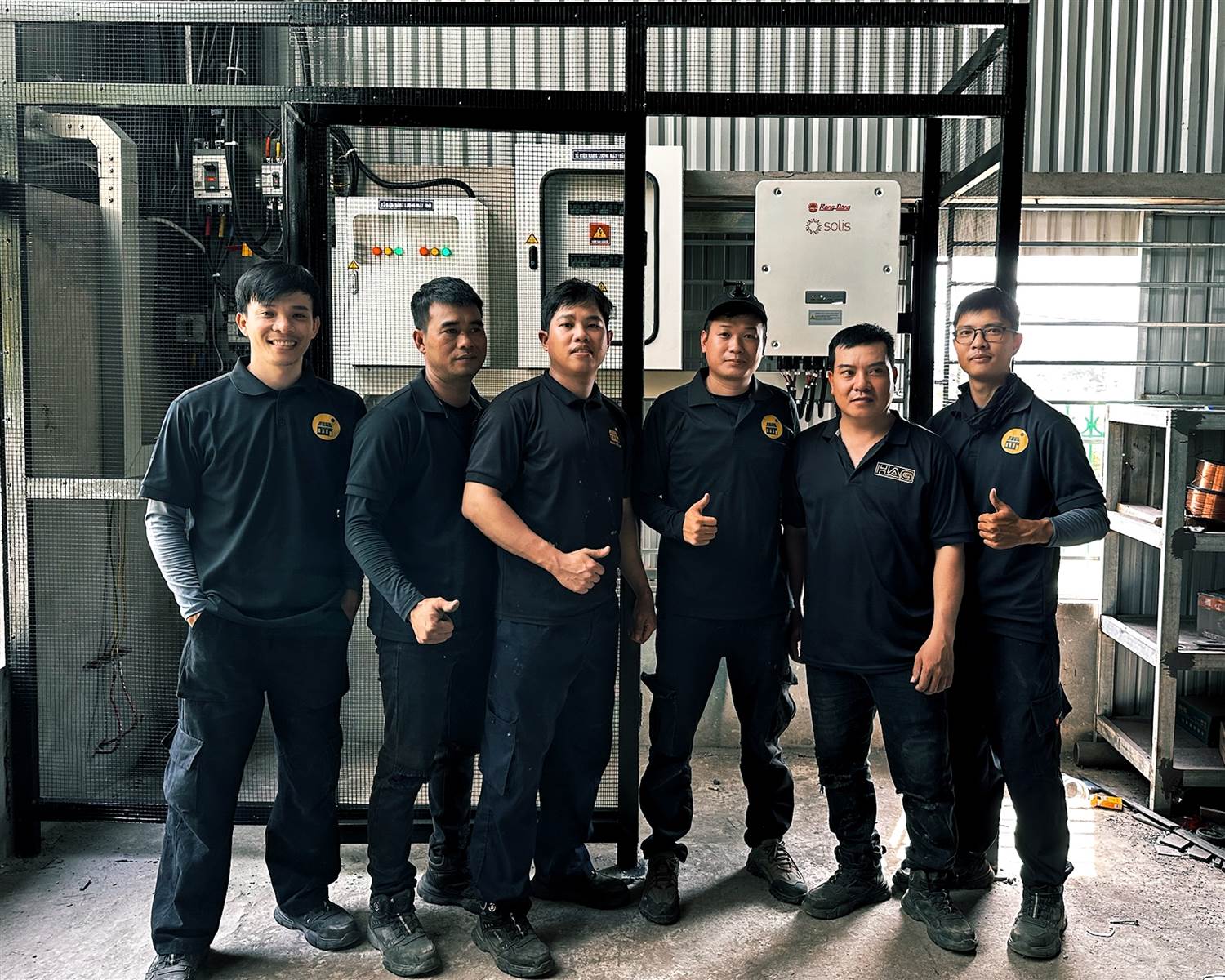 Đội thi công HAG Solar lắp đặt hệ thống điện mặt trời